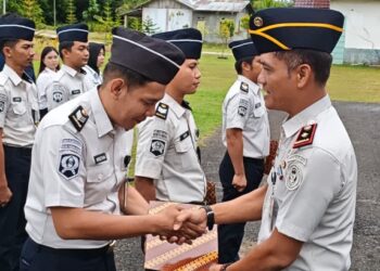 Kepala Rutan Tamiang Layang, Agung Novarianto, menyerahkan SK kenaikan pangkat ke personel.