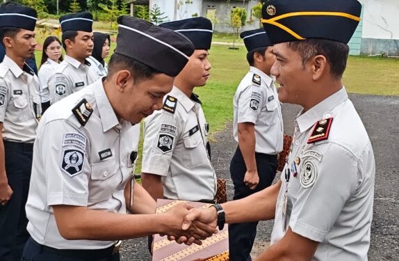 Kepala Rutan Tamiang Layang, Agung Novarianto, menyerahkan SK kenaikan pangkat ke personel.