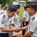 Kepala Rutan Tamiang Layang, Agung Novarianto, menyerahkan SK kenaikan pangkat ke personel.