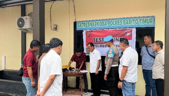 Personel Satresnarkoba Polres Bartim yang menjalani rangkaian tes urine, Kamis (16/4/2026).