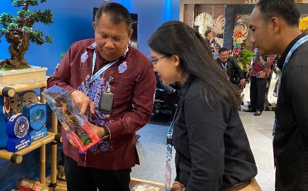 Kakanwil Ditjenpas Kalteng, I Putu Murdiana, memperlihatkan karya getah nyatu kepada peserta WCPP ke-7 di Bali.