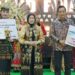 Sekda Barito Utara, Muhlis, menyerahkan simbolis hadiah kepada pemenang Putra - Putri Pariwisata 2026 Barito Utara.