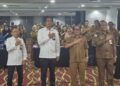 Sekda Bartim, Drs. Misnohartaku, dan Kepala Dinas Kesehatan Bartim, dr. Jimmi W.S Hutagalung, bersama BPKP Perwakilan Kalimantan Tengah, serta para peserta Bimtek Pengelolaan BLUD, Kamis (16/4/2026).