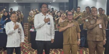 Sekda Bartim, Drs. Misnohartaku, dan Kepala Dinas Kesehatan Bartim, dr. Jimmi W.S Hutagalung, bersama BPKP Perwakilan Kalimantan Tengah, serta para peserta Bimtek Pengelolaan BLUD, Kamis (16/4/2026).