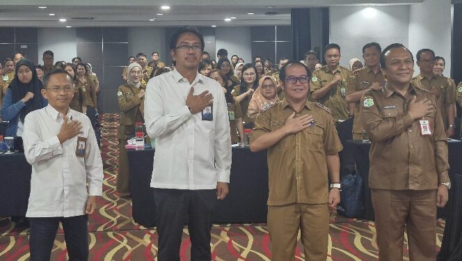 Sekda Bartim, Drs. Misnohartaku, dan Kepala Dinas Kesehatan Bartim, dr. Jimmi W.S Hutagalung, bersama BPKP Perwakilan Kalimantan Tengah, serta para peserta Bimtek Pengelolaan BLUD, Kamis (16/4/2026).