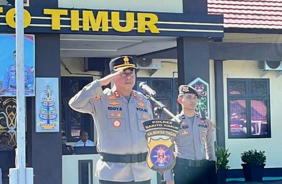 Kapolres Bartim AKBP Eddy Santoso, memimpin Apel Gelar Pasukan dan Sarpras antisipasi karhutla, Jumat (17/4/2026).