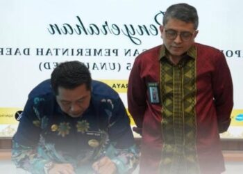 Wabup Barito Utara, Felix Sonadie Y Tingan, menandatangani berita acara penyerahan LKPD 2025 ke BPK RI Perwakilan Kalteng, Jumat (17/4/2025).