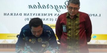 Wabup Barito Utara, Felix Sonadie Y Tingan, menandatangani berita acara penyerahan LKPD 2025 ke BPK RI Perwakilan Kalteng, Jumat (17/4/2025).