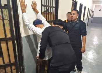 Petugas rutan melakukan pemeriksaan terhadap warga binaan dalam razia insidentil, Jumat (17/4/2026) malam.