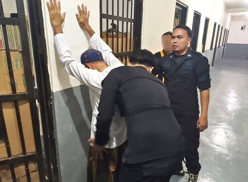 Petugas rutan melakukan pemeriksaan terhadap warga binaan dalam razia insidentil, Jumat (17/4/2026) malam.