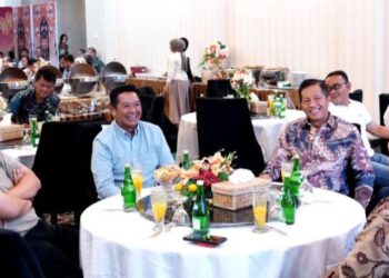 Wakil Bupati Barito Utara, Felix Sonadie Y Tingan, saat menerima kunjungan ramah tamah Wakapolda Kalimantan Tengah Brigjen Pol Drs Yosi Muhamartha di rumah jabatan bupati, Senin (13/4/2026) malam.