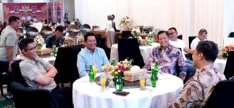 Wakil Bupati Barito Utara, Felix Sonadie Y Tingan, saat menerima kunjungan ramah tamah Wakapolda Kalimantan Tengah Brigjen Pol Drs Yosi Muhamartha di rumah jabatan bupati, Senin (13/4/2026) malam.