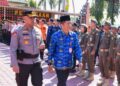 Sekda Barito Utara, Muhlis, dan Kapolres AKBP Singgih Febiyanto, cek pasukan dalam Apel Gelar Pasukan dan Sarpras, Jumat (17/4/2026).