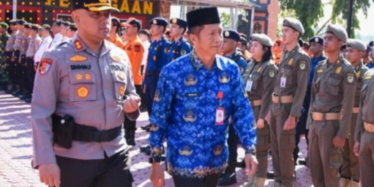 Sekda Barito Utara, Muhlis, dan Kapolres AKBP Singgih Febiyanto, cek pasukan dalam Apel Gelar Pasukan dan Sarpras, Jumat (17/4/2026).