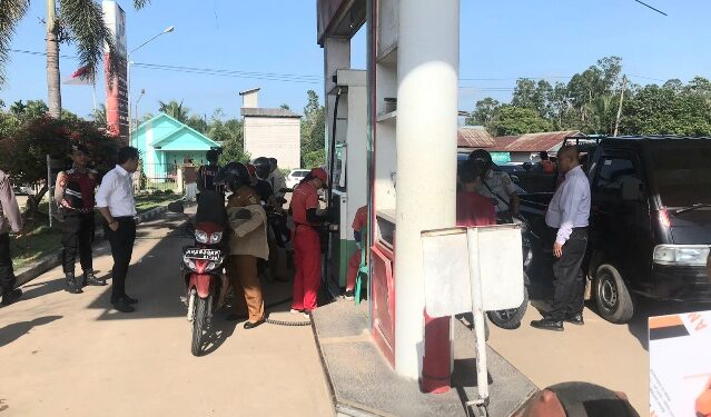 Tim gabungan yang melakukan pengecekan BBM di SPBU Longkang, Kecamatan Dusun Timur, Senin (20/4/2026).