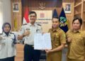 Kepala Rutan Tamiang Layang, Agung Novarianto, dan perwakilan DPK Barito Timur, memperlihatkan MoU kerjasama yang telah ditandatangani.