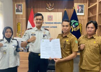 Kepala Rutan Tamiang Layang, Agung Novarianto, dan perwakilan DPK Barito Timur, memperlihatkan MoU kerjasama yang telah ditandatangani.