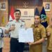 Kepala Rutan Tamiang Layang, Agung Novarianto, dan perwakilan DPK Barito Timur, memperlihatkan MoU kerjasama yang telah ditandatangani.
