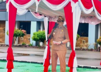 Bupati Barito Utara, Shalahuddin, memimpin apel gabungan, Senin (20/4/2026).