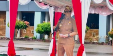 Bupati Barito Utara, Shalahuddin, memimpin apel gabungan, Senin (20/4/2026).