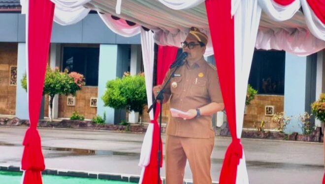 Bupati Barito Utara, Shalahuddin, memimpin apel gabungan, Senin (20/4/2026).