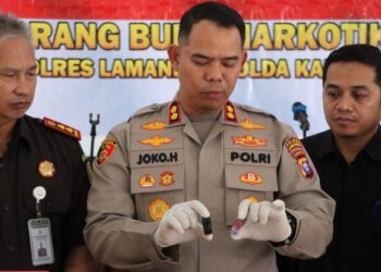 Kapolres Lamandau AKBP Joko Handono, menunjukkan narkotika jenis etomidate atau dikenal vape zombie.
