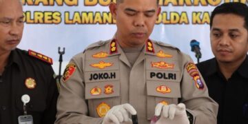 Kapolres Lamandau AKBP Joko Handono, menunjukkan narkotika jenis etomidate atau dikenal vape zombie.