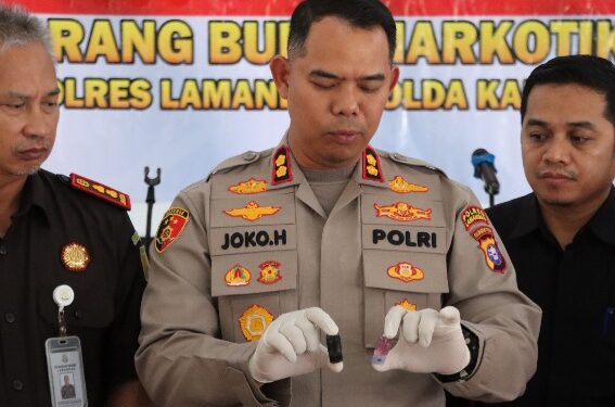 Kapolres Lamandau AKBP Joko Handono, menunjukkan narkotika jenis etomidate atau dikenal vape zombie.