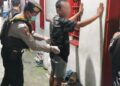 Petugas Rutan Tamiang Layang dan Persenel Polres Bartim, melakukan penggeledahan badan warga binaan, Selasa (21/4/2026) malam.