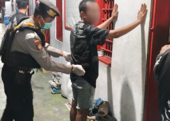 Petugas Rutan Tamiang Layang dan Persenel Polres Bartim, melakukan penggeledahan badan warga binaan, Selasa (21/4/2026) malam.