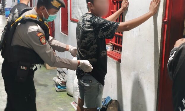 Petugas Rutan Tamiang Layang dan Persenel Polres Bartim, melakukan penggeledahan badan warga binaan, Selasa (21/4/2026) malam.