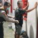 Petugas Rutan Tamiang Layang dan Persenel Polres Bartim, melakukan penggeledahan badan warga binaan, Selasa (21/4/2026) malam.