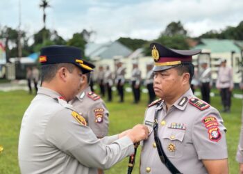 Kapolres Barito Timur, AKBP Eddy Santoso, menyematkan pangkat dalam sertijab Kasat Intelkam, Rabu (22/2/2026).