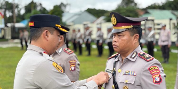 Kapolres Barito Timur, AKBP Eddy Santoso, menyematkan pangkat dalam sertijab Kasat Intelkam, Rabu (22/2/2026).