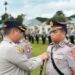 Kapolres Barito Timur, AKBP Eddy Santoso, menyematkan pangkat dalam sertijab Kasat Intelkam, Rabu (22/2/2026).