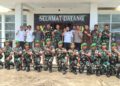 Wabup Bartim, Adi Mula Nakalelu, dan Irdam XXII Tambung Bungai, Brigjen TNI TNI Triwahyu Mutaqin, berpose bersama Forkopimda serta personel Yon TP 924 Uria Mapas.