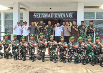 Wabup Bartim, Adi Mula Nakalelu, dan Irdam XXII Tambung Bungai, Brigjen TNI TNI Triwahyu Mutaqin, berpose bersama Forkopimda serta personel Yon TP 924 Uria Mapas.