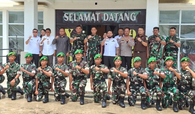 Wabup Bartim, Adi Mula Nakalelu, dan Irdam XXII Tambung Bungai, Brigjen TNI TNI Triwahyu Mutaqin, berpose bersama Forkopimda serta personel Yon TP 924 Uria Mapas.