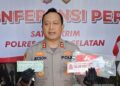 Kapolres Barsel AKBP Jecson R. Hutapea, memperlihatkan stiker yang digunakan para pelaku untuk melakukan aksinya dalam press release, Rabu (22/4/2026). (Ist)