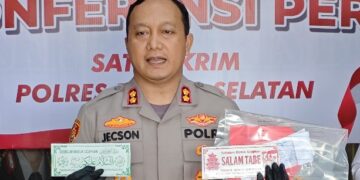 Kapolres Barsel AKBP Jecson R. Hutapea, memperlihatkan stiker yang digunakan para pelaku untuk melakukan aksinya dalam press release, Rabu (22/4/2026). (Ist)