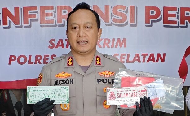 Kapolres Barsel AKBP Jecson R. Hutapea, memperlihatkan stiker yang digunakan para pelaku untuk melakukan aksinya dalam press release, Rabu (22/4/2026). (Ist)