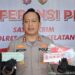 Kapolres Barsel AKBP Jecson R. Hutapea, memperlihatkan stiker yang digunakan para pelaku untuk melakukan aksinya dalam press release, Rabu (22/4/2026). (Ist)