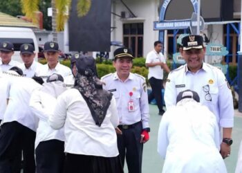 Bupati Barito Utara, Shalahuddin, menyalami para pegawai usai memimpin apel di Dinas Pendidikan, Rabu (22/4/2026).
