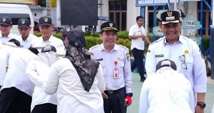 Bupati Barito Utara, Shalahuddin, menyalami para pegawai usai memimpin apel di Dinas Pendidikan, Rabu (22/4/2026).
