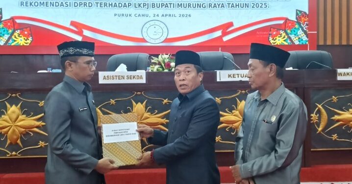 Ketua DPRD Mura, Rumiadi, didampingi Wakil Ketua II, Likon, menyerahkan rekomendasi LKPJ Tahun Anggaran 2025 dalam paripurna, Jumat (24/4/2026).