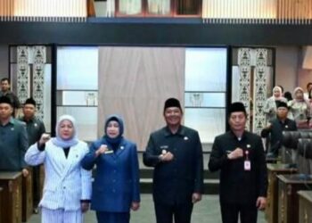 Wakil Bupati Barito Utara, Felix Sonadie Y. Tingan, berpose bersama unsur pimpinan dewan, Jumat (30/4/2026).