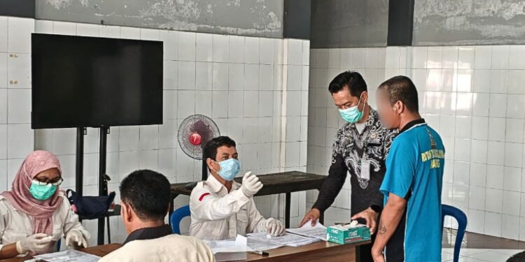 Pelaksanaan skrining yang dilaksanakan bergantian untuk warga binaan Rutan Tamiang Layang, Jumat (24/4/2026).