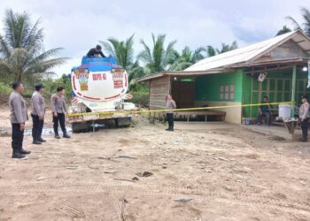 Truk tangki muatan BBM Solar yang ditemukan terparkir dikasih garis polisi. (Ist)