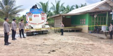 Truk tangki muatan BBM Solar yang ditemukan terparkir dikasih garis polisi. (Ist)