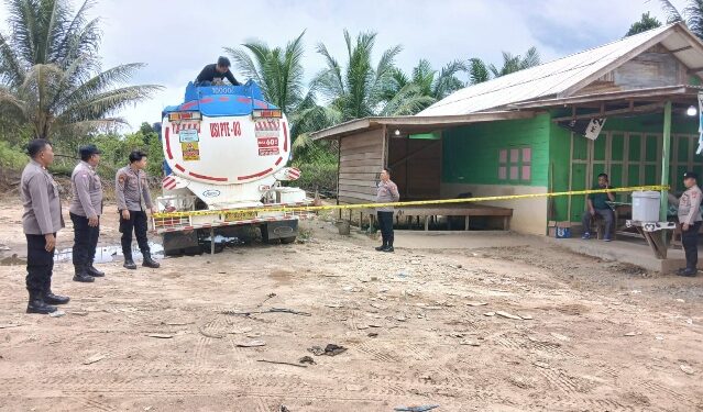 Truk tangki muatan BBM Solar yang ditemukan terparkir dikasih garis polisi. (Ist)